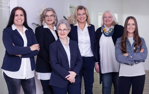 Das Team der Steuerberatungskanzlei Andrea Velder steht gemeinsam im Büro